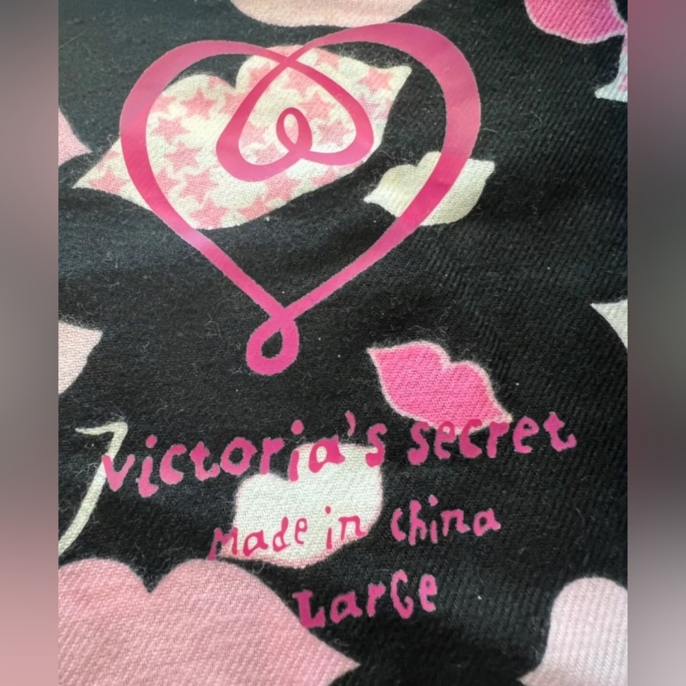 BNWOT Victoria’s Secret Kiss Lips Pajama Shirt. Size Large - Picture 3 of 9